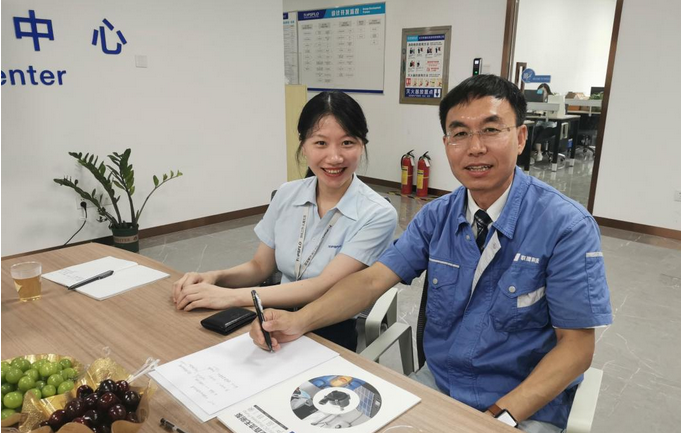 8849 多浦樂泵業(yè)銷售經(jīng)理與客戶合影